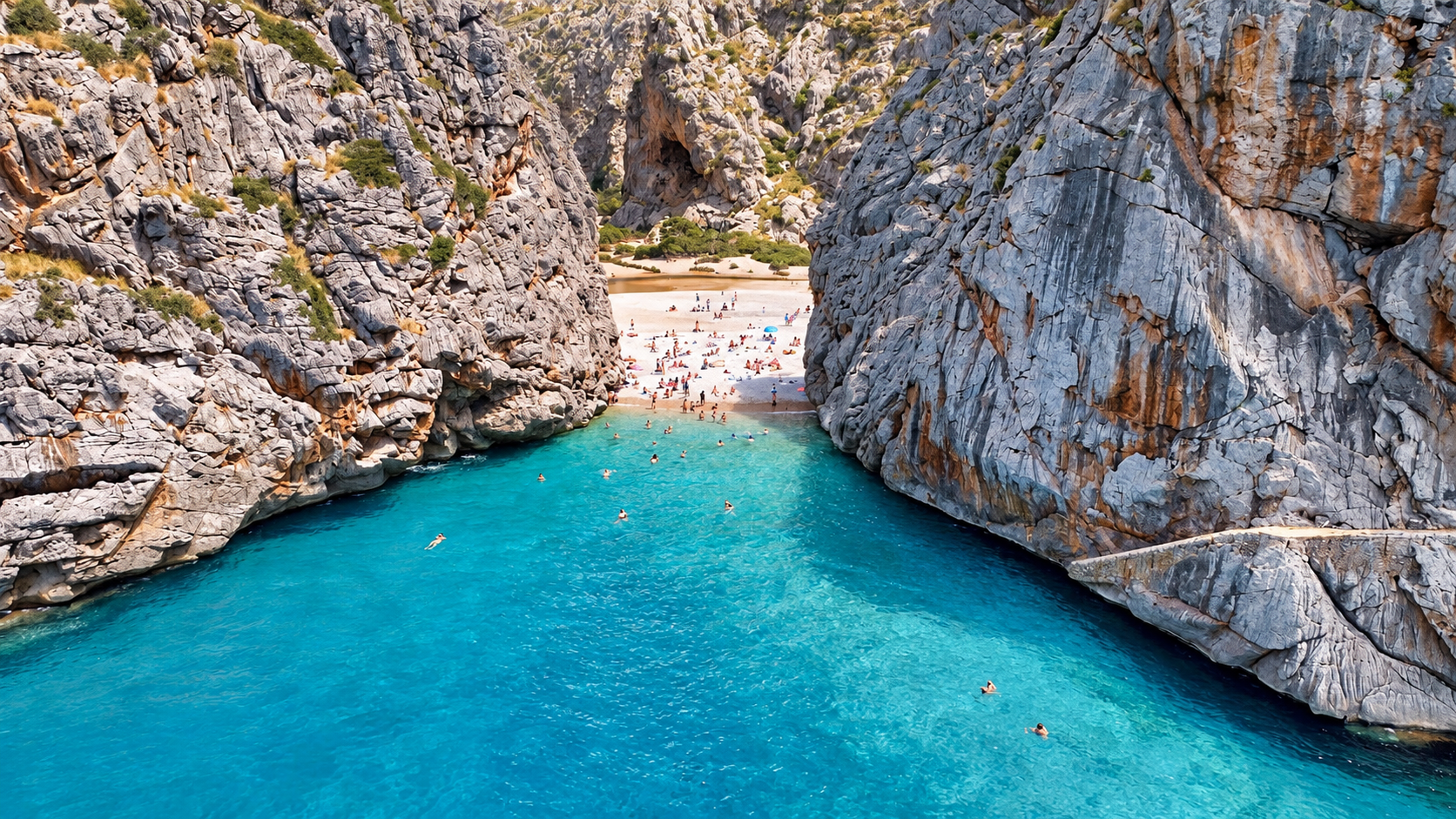 Sa Calobra i la desembocadura del Torrent de Pareis