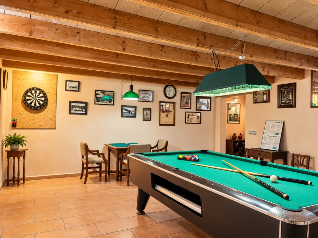 Sala de juegos con mesa de billar y zona de ocio en Ca’n Valero, finca vacacional para 12 personas cerca de Palma de Mallorca.