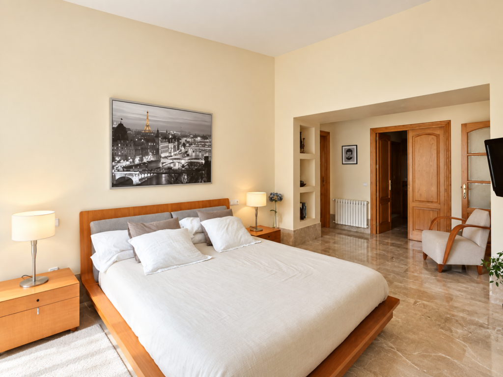 Dormitorio amplio y luminoso en una casa vacacional privada en Bunyola, cerca de la Serra de Tramuntana.