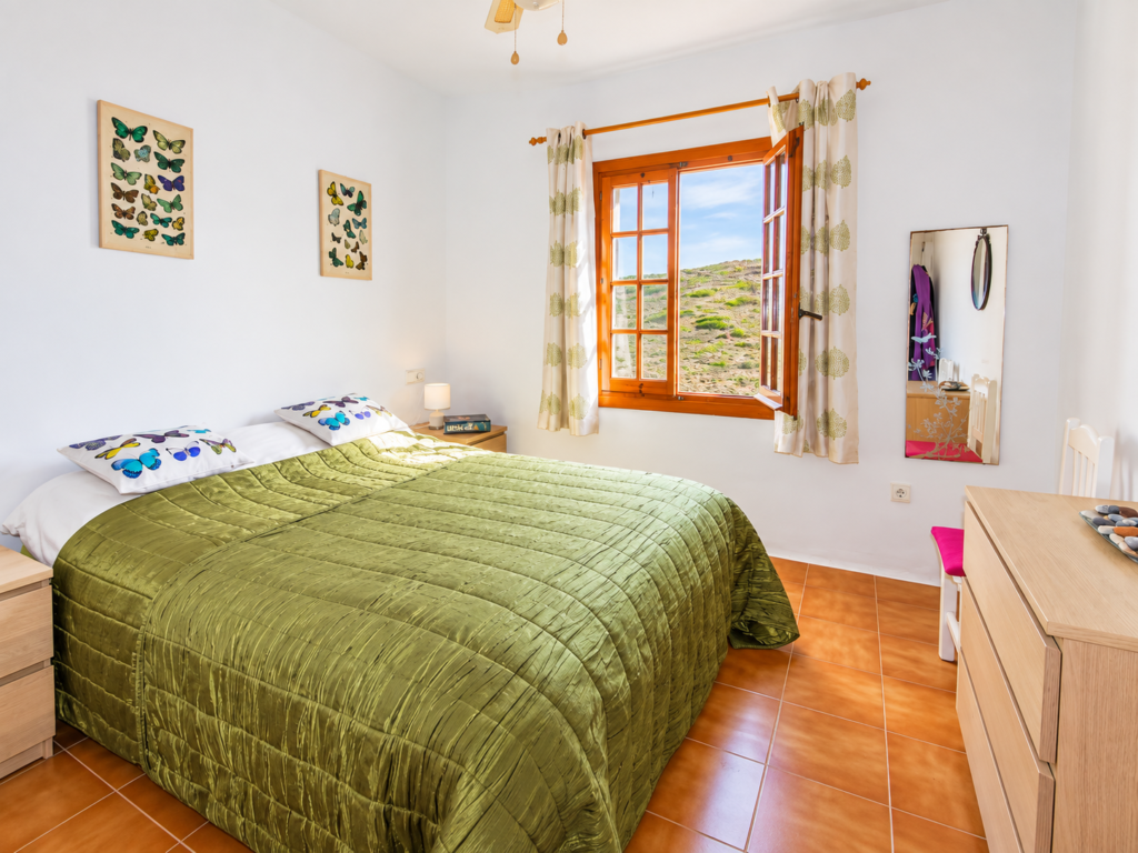 Dormitorio doble luminoso en un apartamento de alquiler mensual en Playas de Fornells, Menorca.