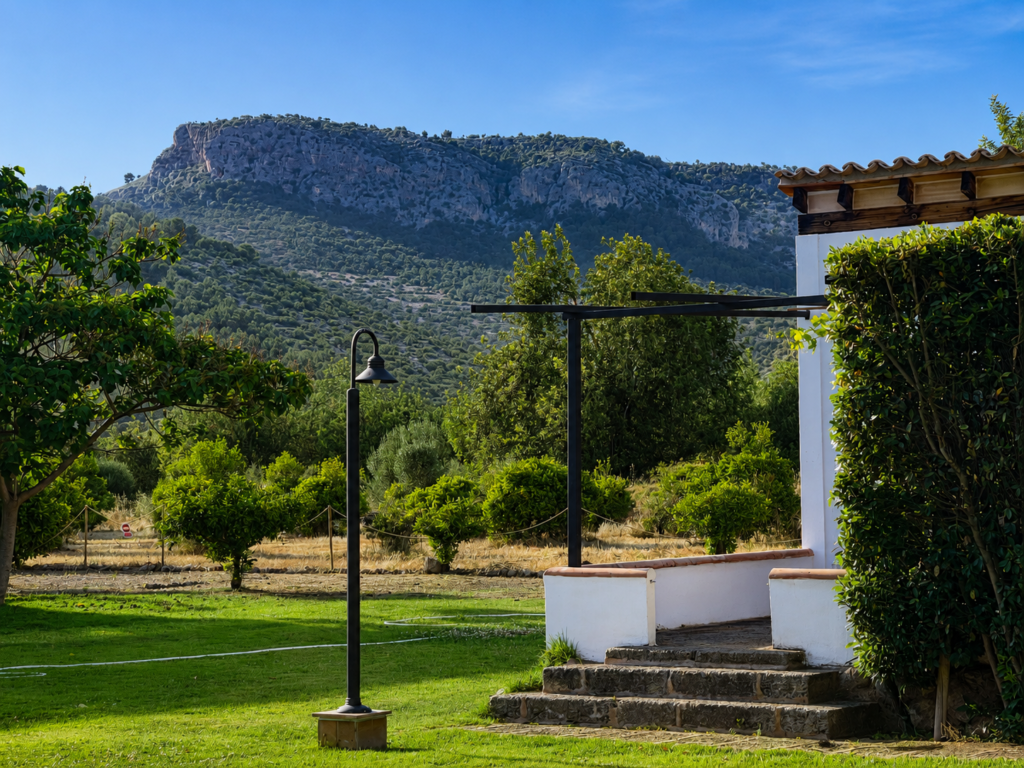 Jardín mediterráneo de la finca con vistas abiertas a las montañas de la Serra de Tramuntana en Mallorca.
