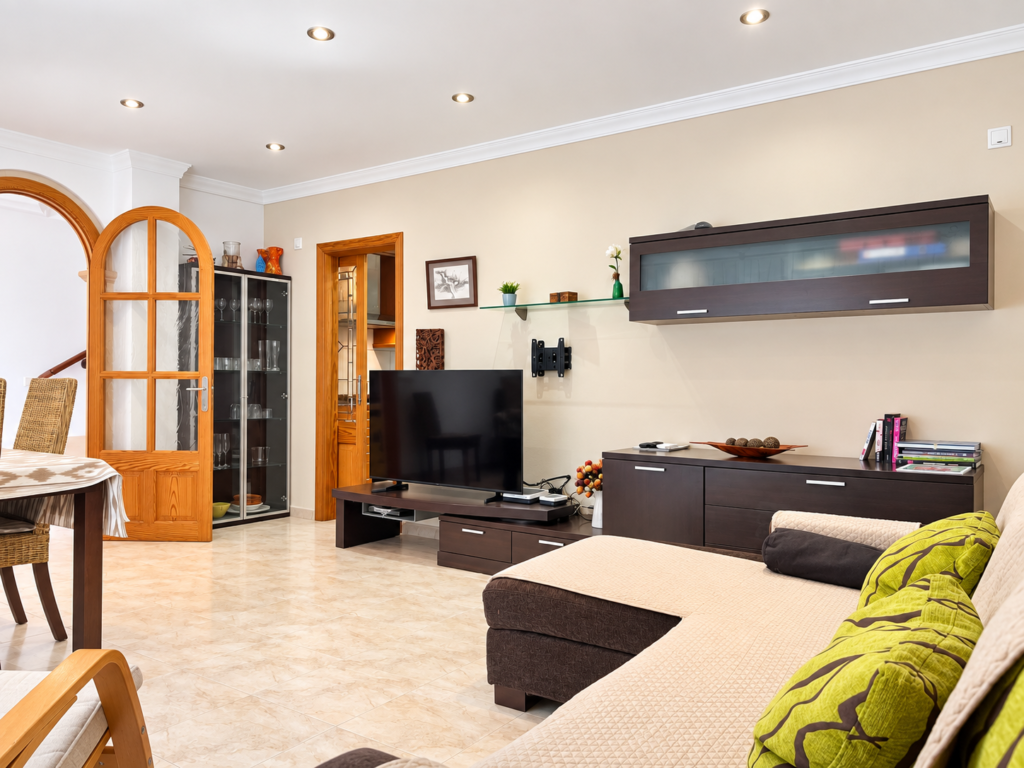 Salón comedor amplio con televisión y zona de estar en un alojamiento vacacional para familias en Colònia de Sant Jordi.