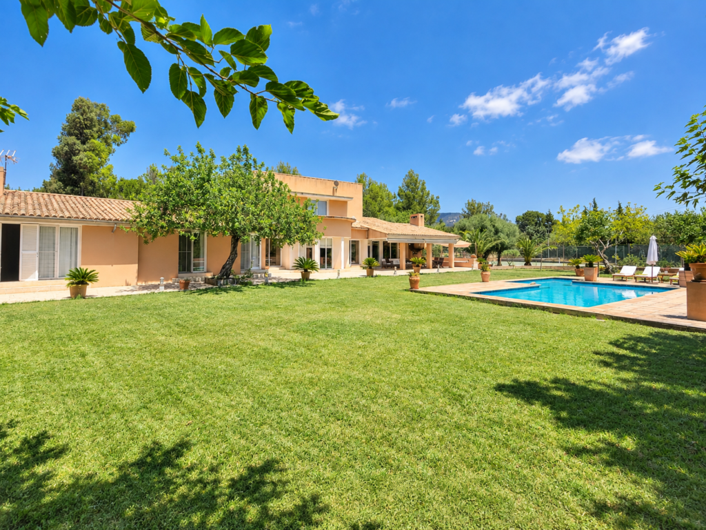 Villa privada con gran jardín, piscina y zonas exteriores en una tranquila urbanización de Bunyola, Mallorca.