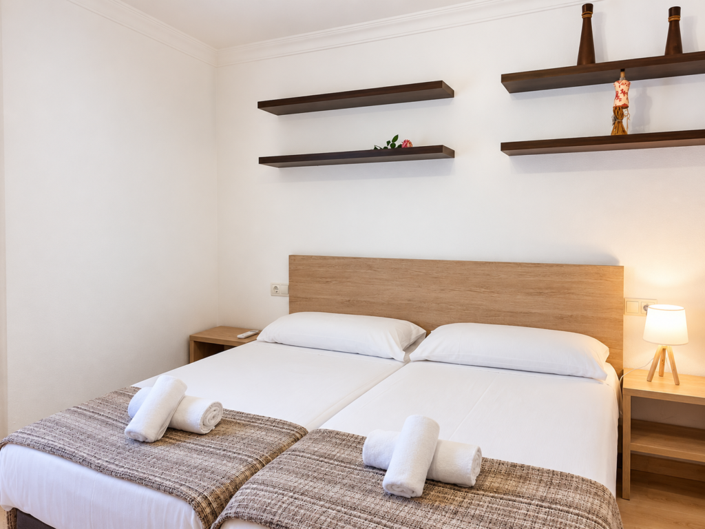 Dormitorio con dos camas individuales preparado para huéspedes en una casa vacacional cerca de Es Trenc y Colònia de Sant Jordi.