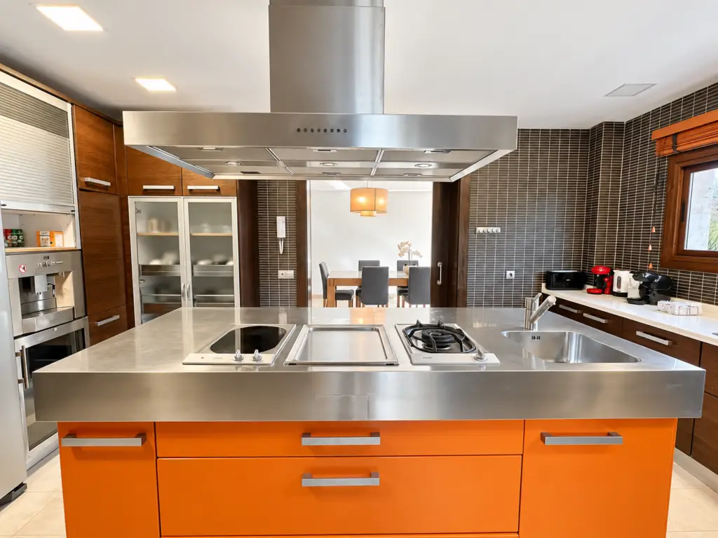 Cocina totalmente equipada con gran isla central en Villa Bonita, alojamiento vacacional en Torrenova, Calvià, Mallorca.