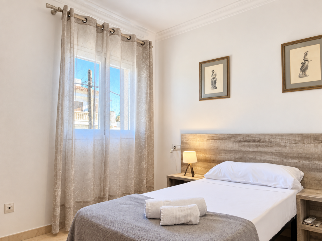 Dormitorio luminoso y con ambiente tranquilo en un adosado vacacional a unos 300 metros de la playa de en Colònia de Sant Jordi.