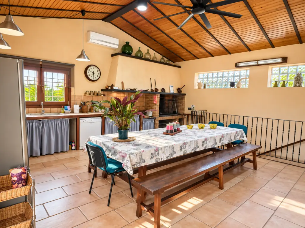 Cocina-comedor amplia con acceso a zona de barbacoa en Ca’n Valero, finca para familias y grupos cerca de Palma de Mallorca.