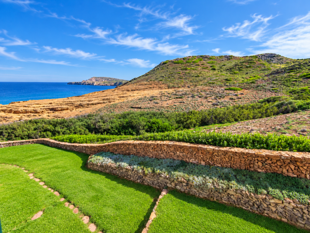 Paisaje natural protegido junto al mar en Playas de Fornells, entorno del apartamento de alquiler de temporada en Menorca.