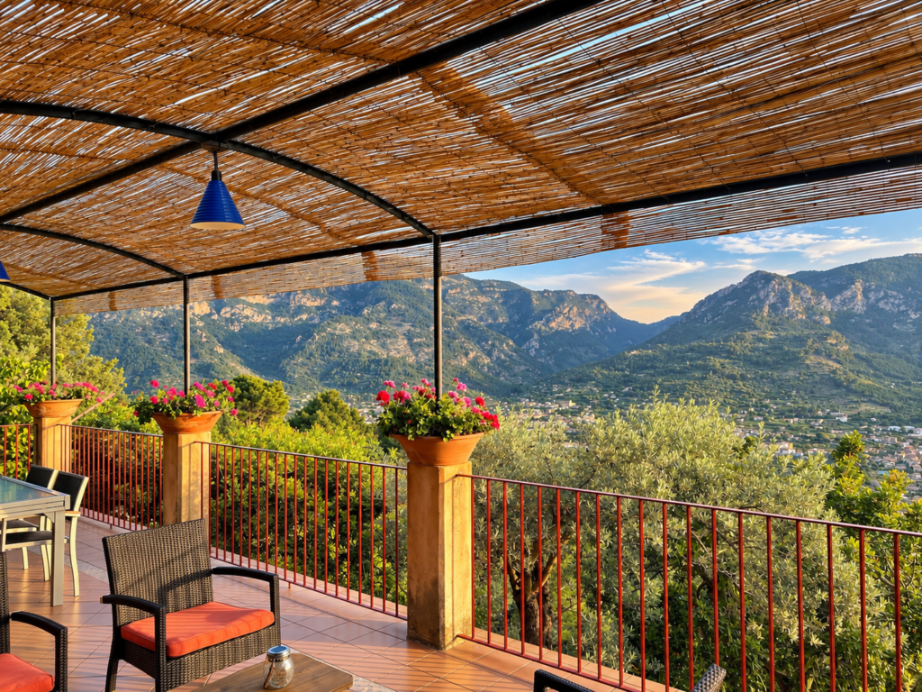 Terraza cubierta con zona de descanso y vistas panorámicas al valle de Sóller y las montañas de la Serra de Tramuntana.